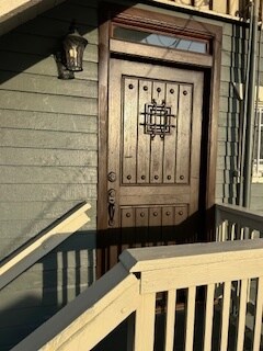 Puerta principal (exterior) - 642 E 10th St