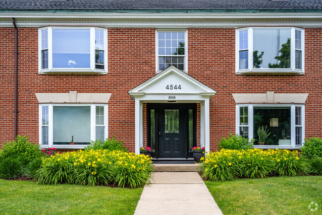 Primary Photo - Colonial Court Apartments