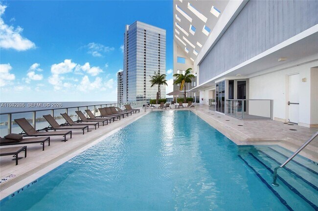 Foto del edificio - 1300 Brickell Bay Dr