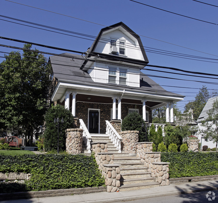 Primary Photo - Fieldstone Villa