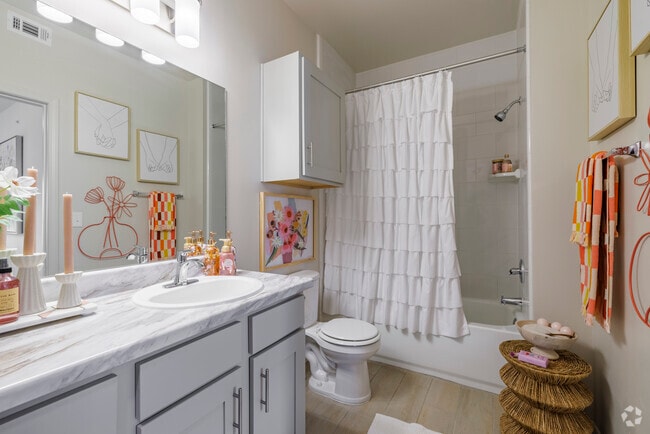 1 habitación, 1 baño - 789 pies cuadrados - Baño - Cypress Crossing