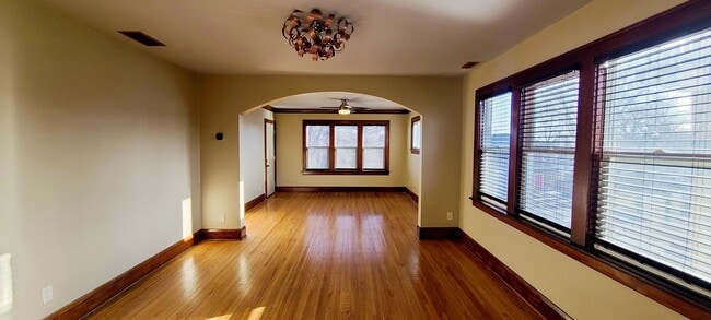 Building Photo - Charming 2 bedroom, 1 bathroom upper-level duplex in Saint Paul