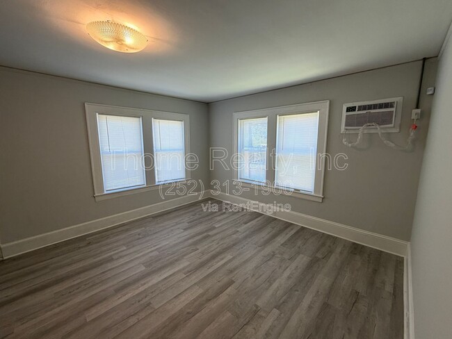 Building Photo - 821 Marigold St