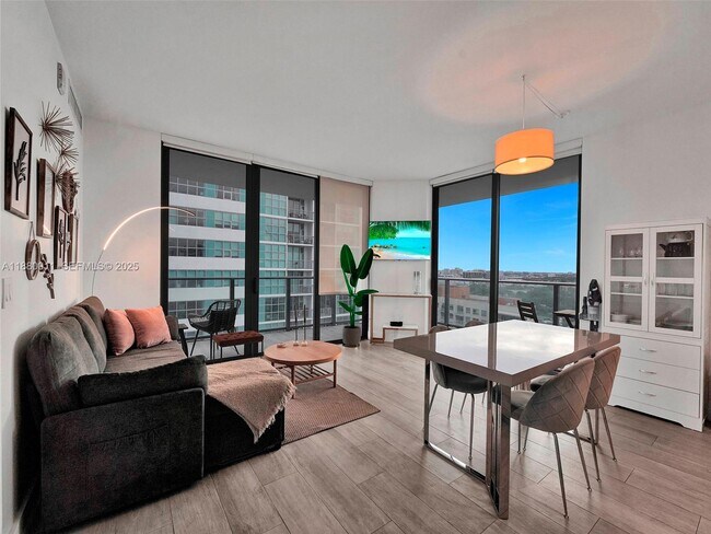 Foto del edificio - 121 NE 34th St