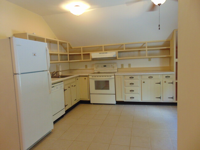 Ktichen showing appliances and cupboards. - 61 West St