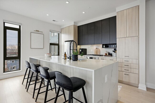 Building Photo - Stunning 2-Bed - 2-Bath off Barracks Row