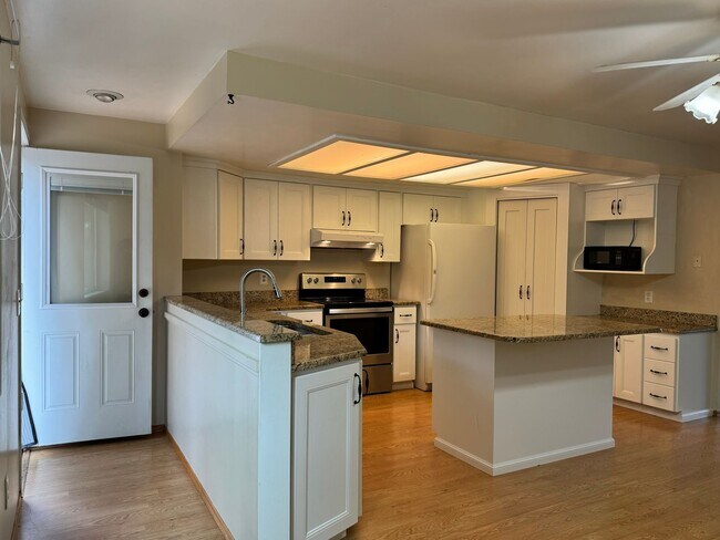 Foto del edificio - CLICK "REQUEST A TOUR" NOW!