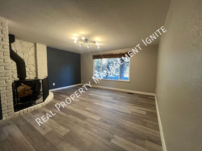 Building Photo - Extremely Clean Single Level Home On Large...