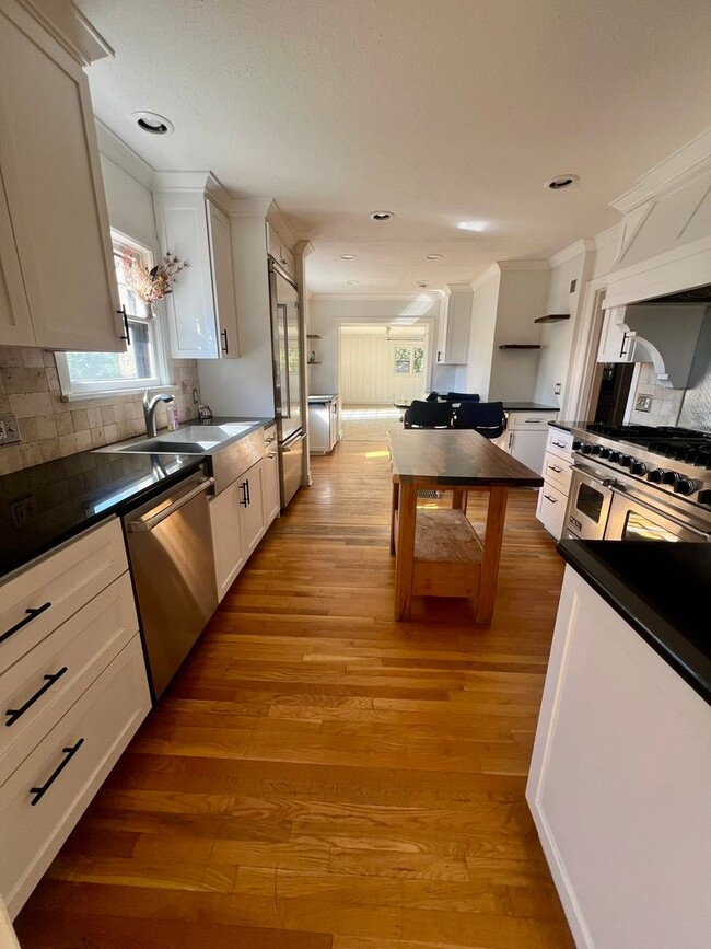 Building Photo - 4 Bedroom, 3.5 Bathroom Home - Located near Sky Lakes and Oregon Tech!