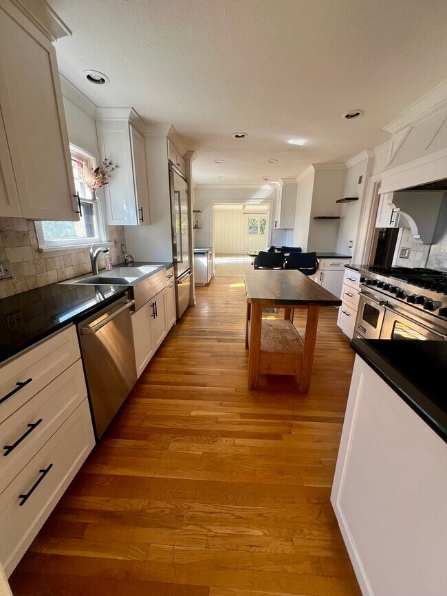 Foto del edificio - 4 Bedroom, 3.5 Bathroom Home - Located near Sky Lakes and Oregon Tech!