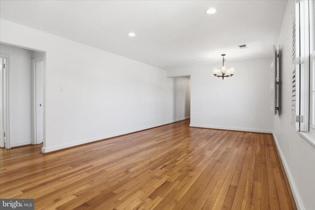 Building Photo - 1305 S Walter Reed Dr