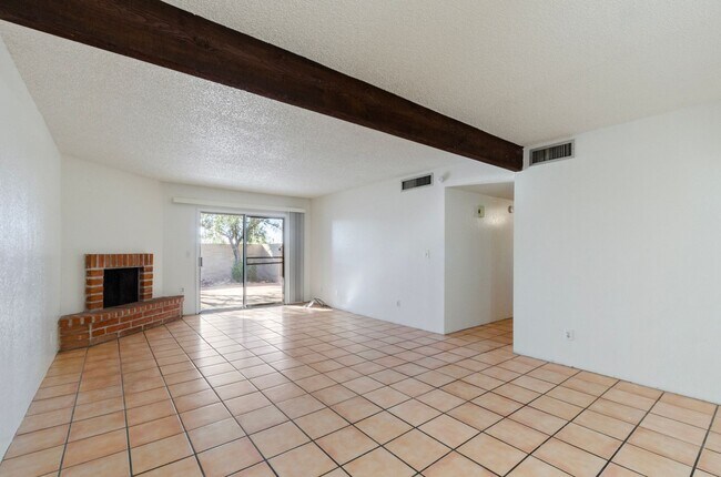 Building Photo - Cozzy Townhome with incredible mountain views! New Kitchen Appliances!