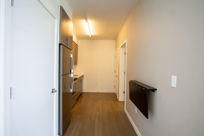 Building Photo - Light & Bright Top-Floor Studio w/Modern Amenities Ready Mid-April!