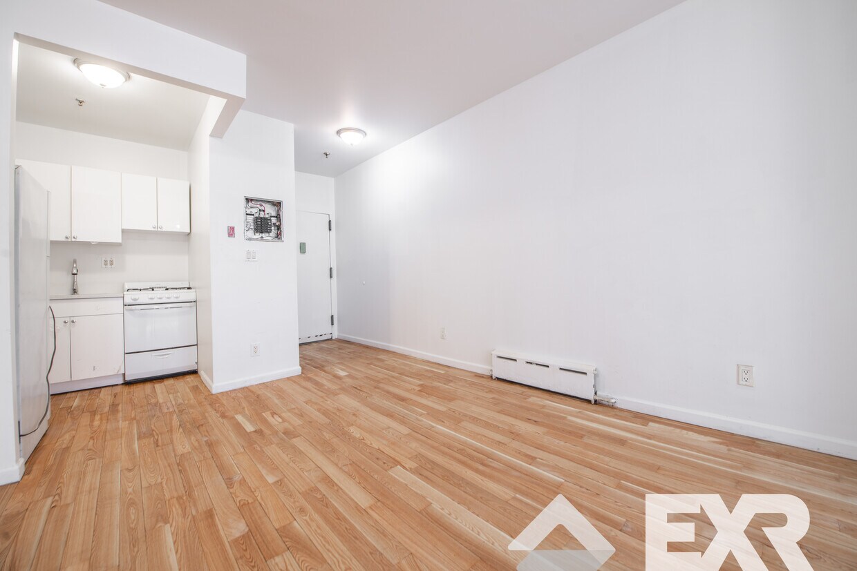 Primary Photo - 587 Halsey St