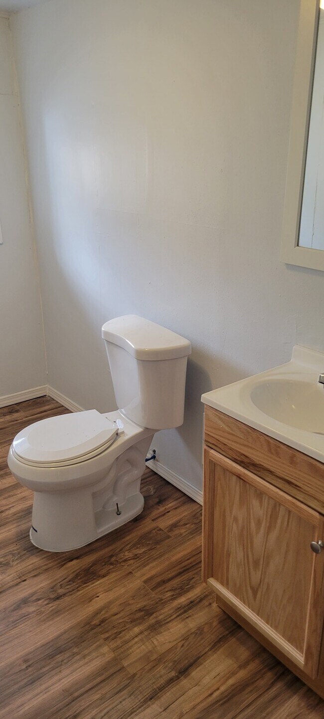 Foto del edificio - Two story house with full basement and garage.