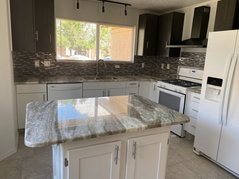 Building Photo - 3017 Taos Meadows Dr NE