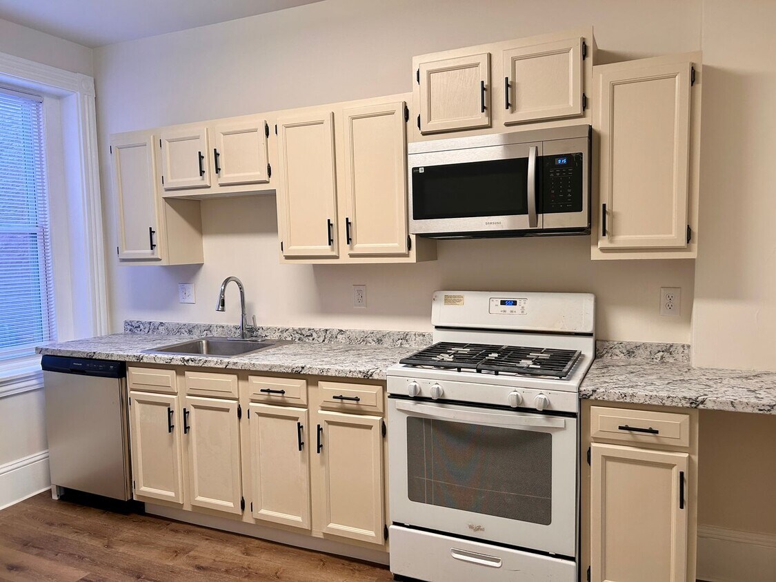 Primary Photo - 230 1/2 W Walnut St