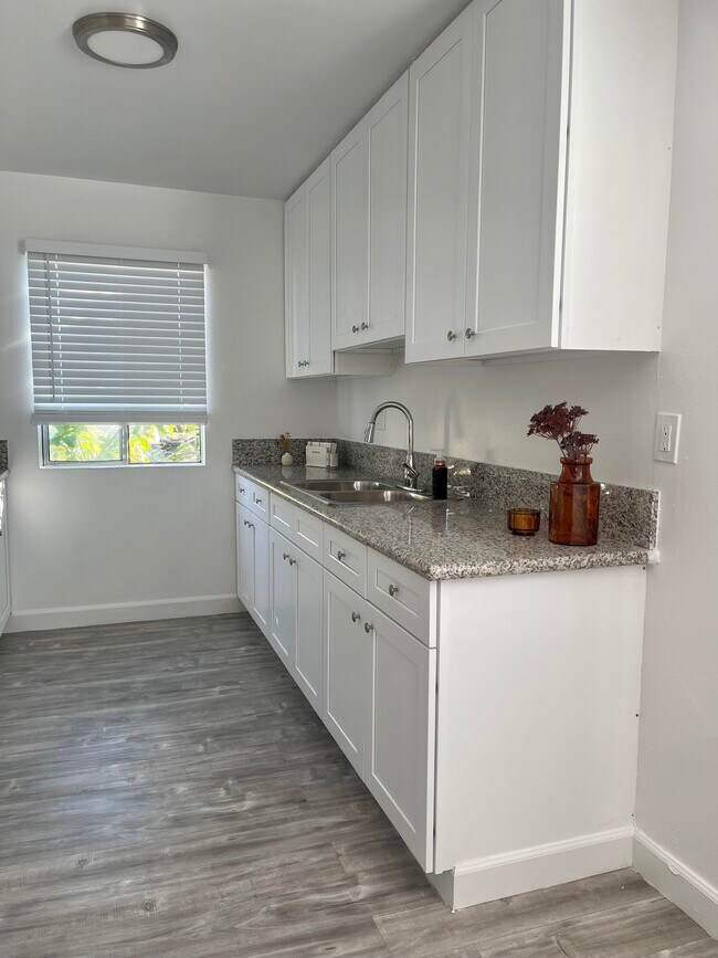 Foto del edificio - 21601 Strathern St