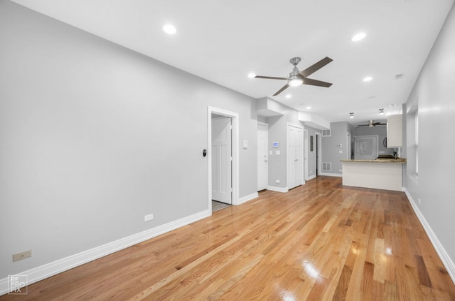 Foto del edificio - 3251 W Carroll Ave