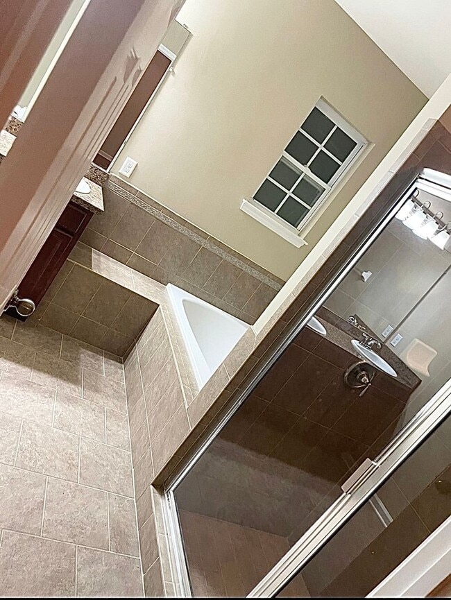 Building Photo - 4 BR/ 2 BA with 1 car garage home located in Villas at Pine Forest