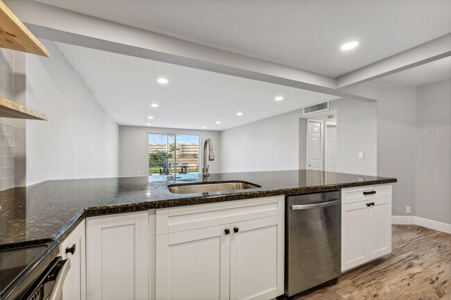 Building Photo - 200 SE 5th Ave