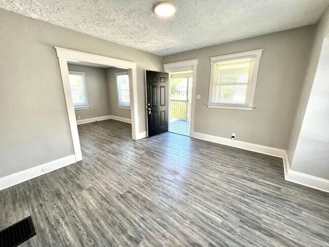 Foto del edificio - 1823 Sundale Ave