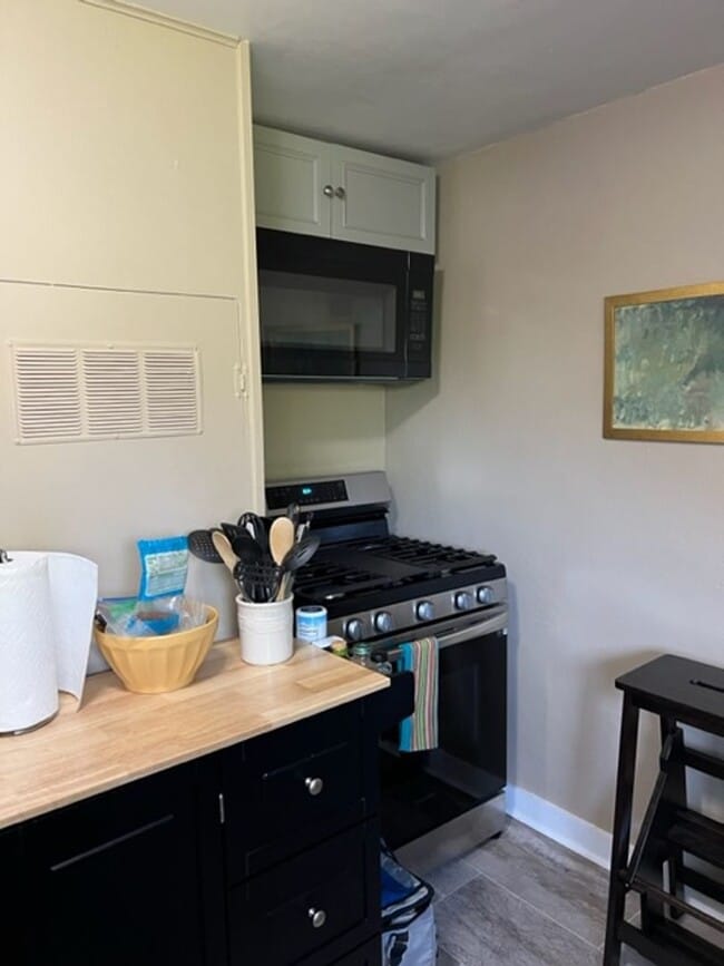 Building Photo - 208 N Lewis St