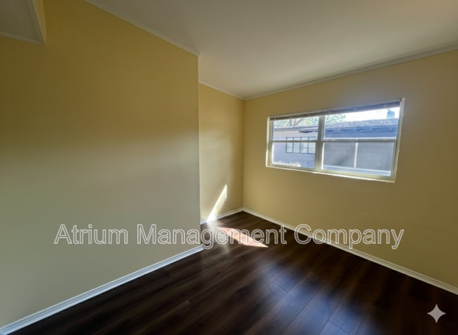 Building Photo - 1 E King St