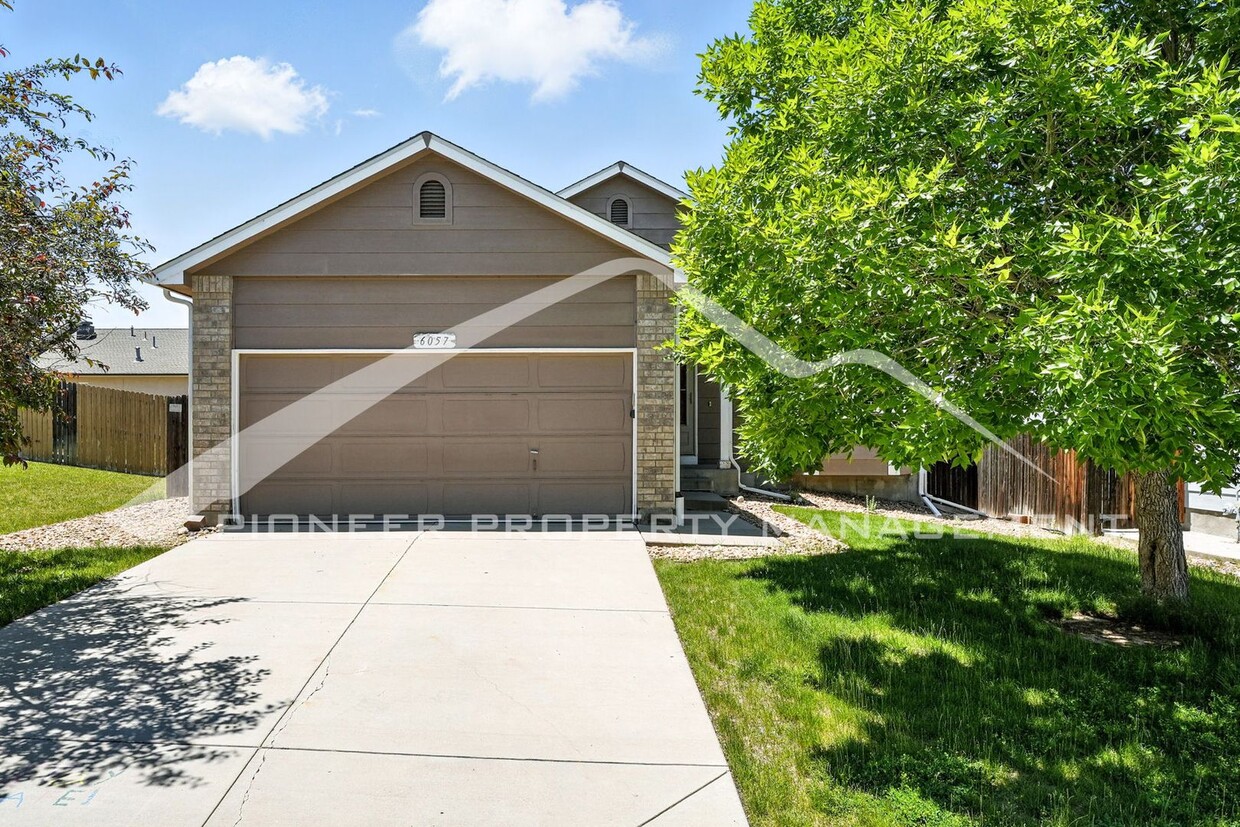 Primary Photo - Spacious Home with Washer/Dryer and Fenced...