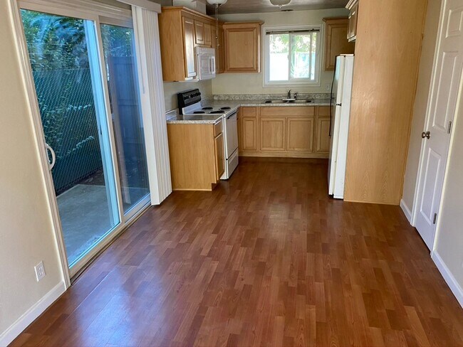 Foto del edificio - Downtown 2 bedroom ground floor apartment