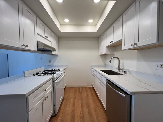 Building Photo - 205