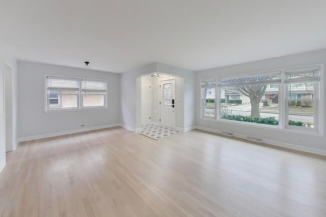 Building Photo - 710 S Hawthorne Ave