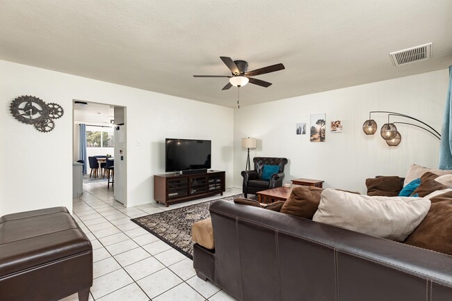 Photo - 921 W 16th St House