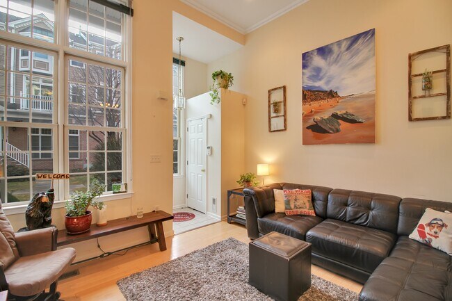 Foto del edificio - 360 Oswego Ct