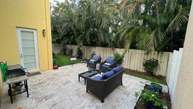 Building Photo - 115 Via Poinciana Ln