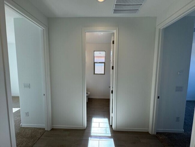 Foto del edificio - NEW 5 Bedroom 3 bathroom home in Surprise!