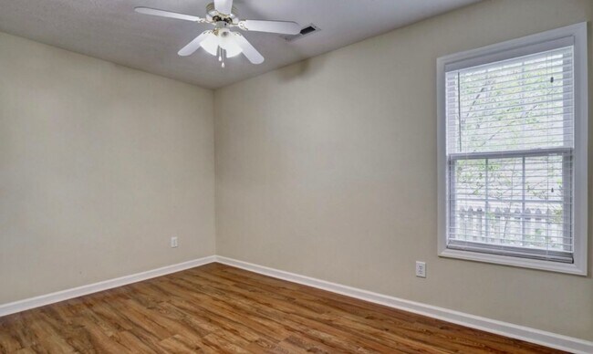 Building Photo - 3 Bedroom Home located Close To Carolina Beach