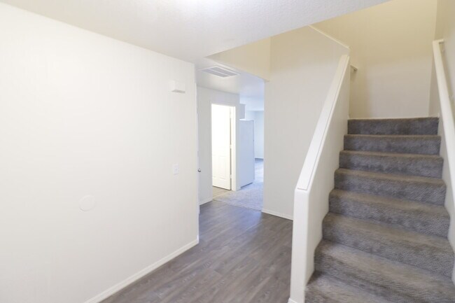 Foto del edificio - Newly updated Spacious 3 bedroom 2 bath Duplex in Hubbard.