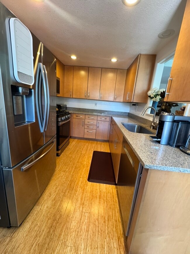 Building Photo - 525 Summer View Cir