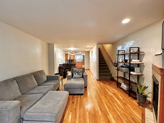 Modern 3BR | 2.5BA Townhome with Private T... - Modern 3BR | 2.5BA Townhome with Private T...