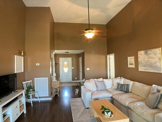 Foto del edificio - $1800 3 Bedrooms 2.5 Bath Brick Home with a bonus room!