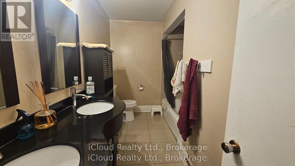 Building Photo - 1847 Lawrence Ave E