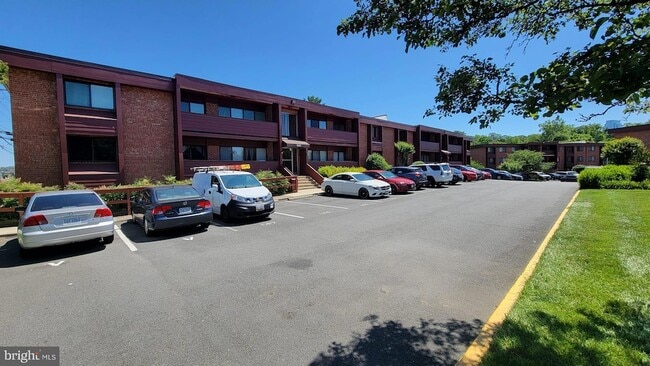 Building Photo - 1501 S George Mason Dr