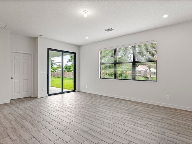 Building Photo - 6804 Ocala Ave