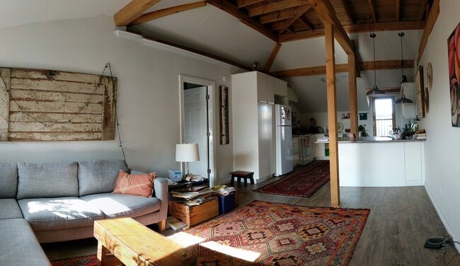 Livingroom - 136 Glasgow St N