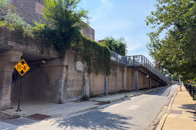 Foto del edificio - 1704 N Maplewood Ave