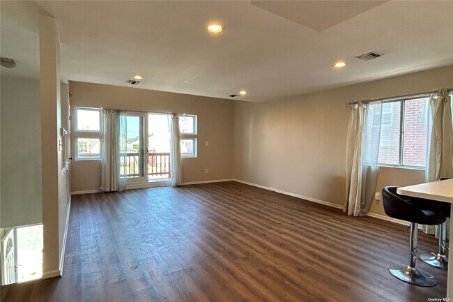 Foto del edificio - 240 E Broadway