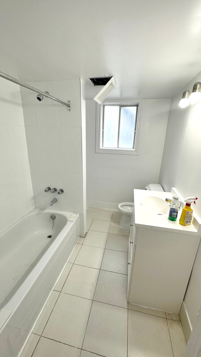 Photo du bâtiment - 443 Rue Sauvé E