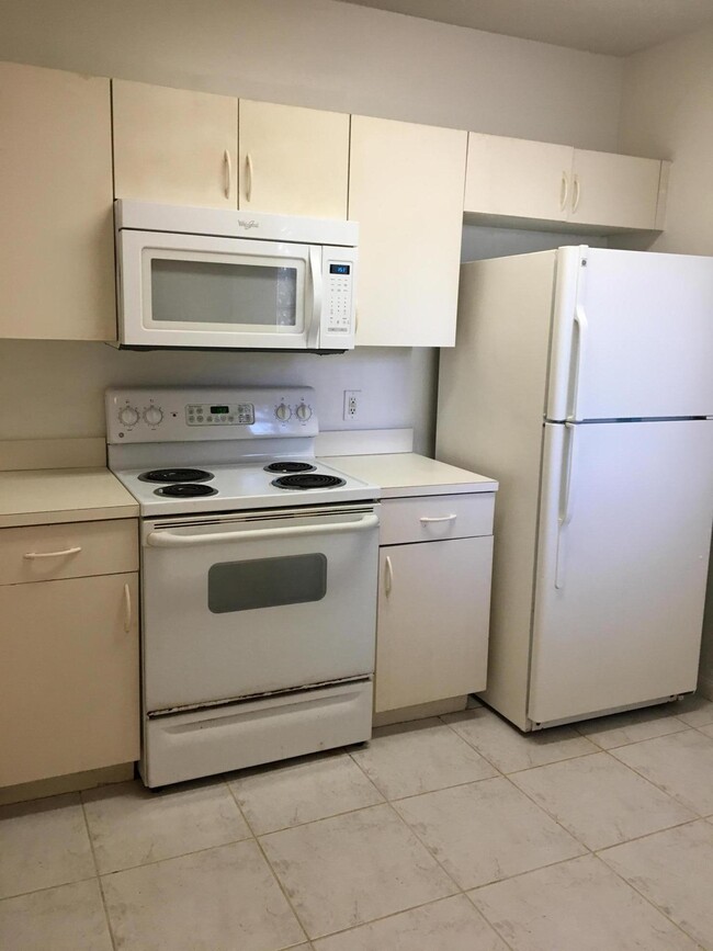 Foto del edificio - 1049 Golden Lakes Blvd