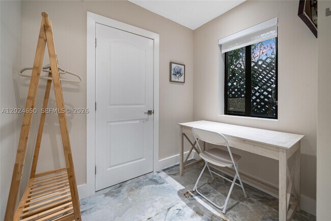 Foto del edificio - 1663 SW 13th St